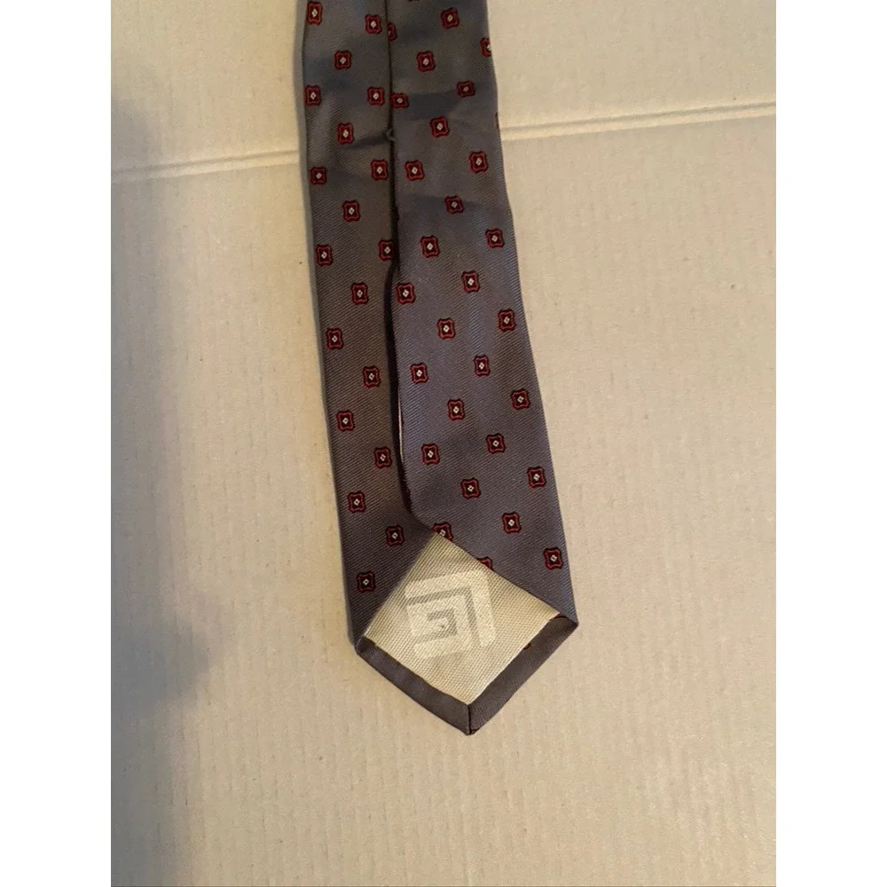 Guy Laroche Paris Mens Silk Necktie Grey Red Geometric Medallion Pattern Tie
